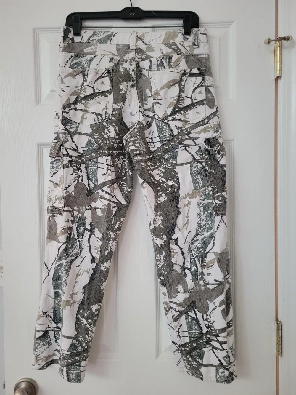 Men's Relaxed Cargo Jeans in White and Olive Camo